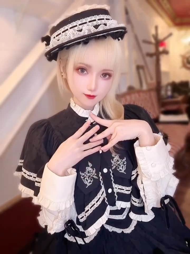 赤木クロのインスタグラム：「星箱Worksさんの西洋人形魔法🪄  ロリィタ冊子、ラパラビvol.5、ご予約受付中💘  今回も可愛いお洋服を着させていただきました！ 推しモデルポストカードを「赤木クロ」でご予約して頂けるととっても嬉しいです🌹  https://pochedelapin.thebase.in/items/72118875  #japanesegirl #日本  #일본여자 #코스프레 #그라비아 #角色扮演遊戲　#lolita #lolitafashion #ロリィタ #ロリィタファッション　 #jfashion #harajukustyle #classiclolita #lolitafashion #lolitacoord #lolitastyle #hoshibakoworks #星箱works」