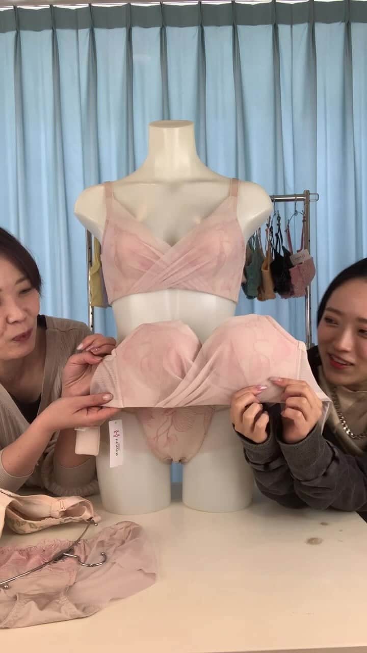のインスタグラム：「2023/3/15 新商品！ はぐくむブラ徹底解説🌱  3/8国際女性デーに合わせて制作した 下着の正しい知識を学べるトイレットペーパー #トイレットティーチャー 下着編もよろしくお願いします👍  #はぐくむブラ  #heavenjapan  #ヘブンジャパン  #ヘヴンジャパン」