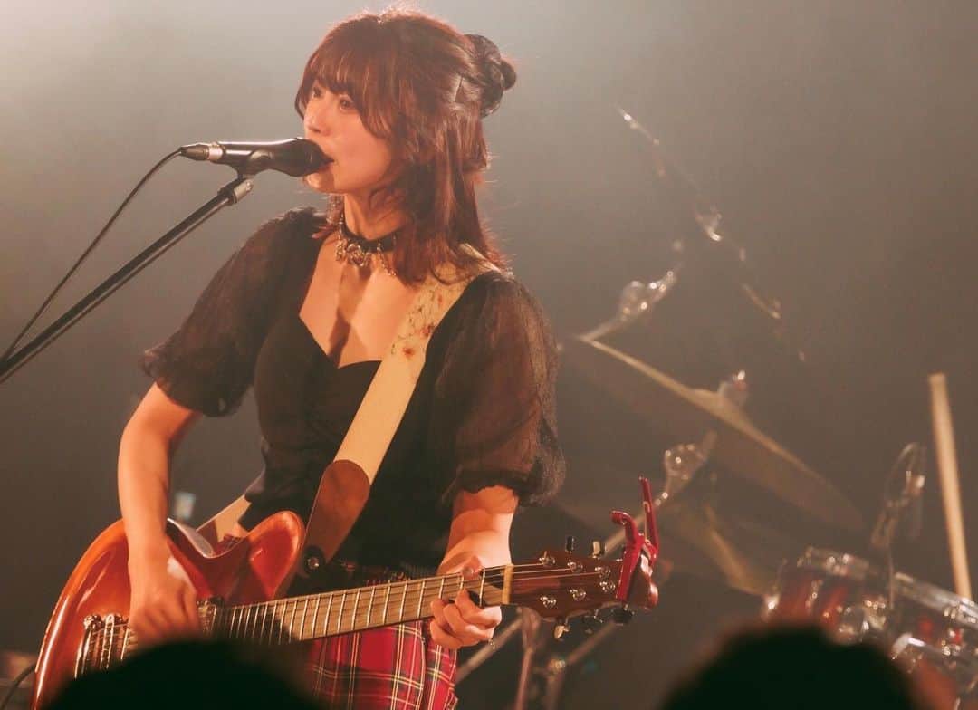 森脇加奈子のインスタグラム：「LIVE欲、欲、欲！！！❤️‍🔥  2022.12.22(thu) fleufleu Presents CRAZY ABOUT YOU at 渋谷eggman  fleufleu × TRiDENT  photo by @sai_cho_823   #fleufleu #TRiDENT #guitar #vocal #guitarvocal #ギター女子 #ギターボーカル #guitarist #rock #rockband #guitargirl #band #girlsband #ガールズバンド#japanese #japanesegirl #live #livephotography #photo #photography #tagsforlikes #followme #팔로우미 #tfl」