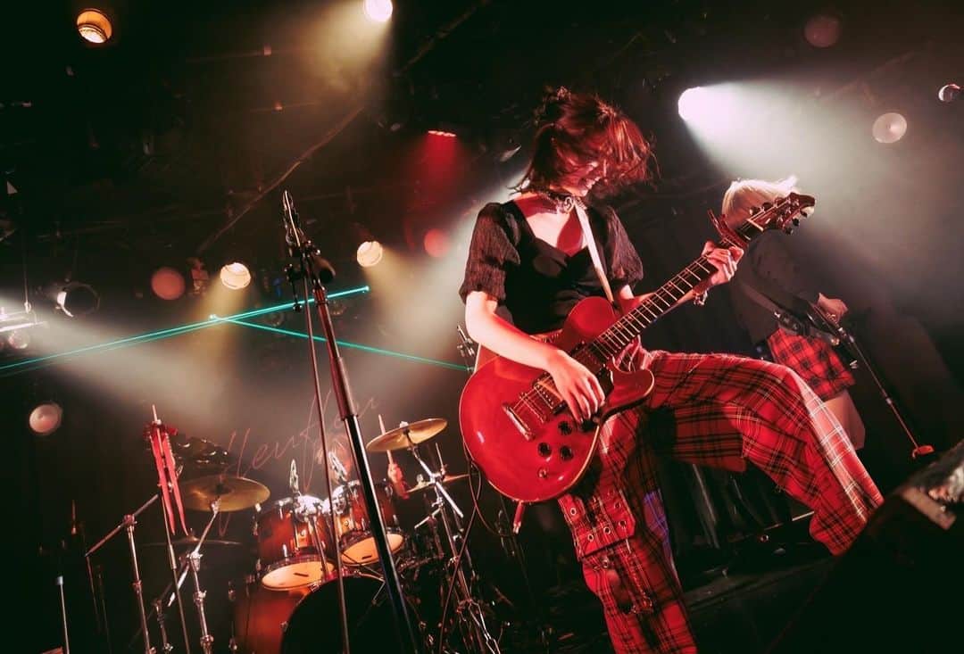 森脇加奈子のインスタグラム：「LIVE欲💭  2022.12.22(thu) fleufleu Presents CRAZY ABOUT YOU at 渋谷eggman  fleufleu × TRiDENT  photo by @sai_cho_823   #fleufleu #TRiDENT #guitar #vocal #guitarvocal #ギター女子 #ギターボーカル #guitarist #rock #rockband #guitargirl #band #girlsband #ガールズバンド#japanese #japanesegirl #live #livephotography #photo #photography #tagsforlikes #followme #팔로우미 #tfl」