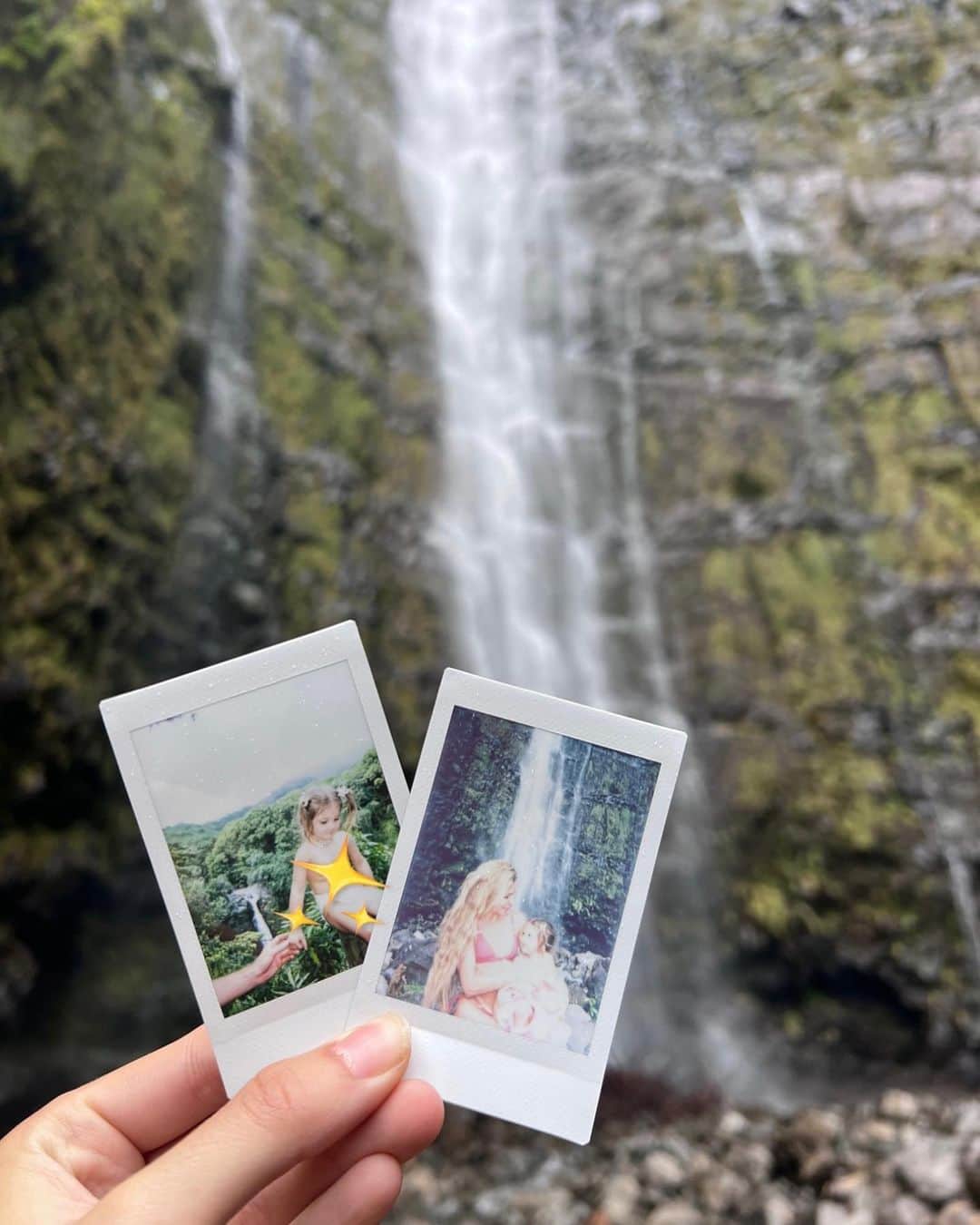 Elisabeth Riouxさんのインスタグラム写真 - (Elisabeth RiouxInstagram)「The most unreal thing on this hike was definitely not the waterfalls, in was Wolfie’s strength 🌈 In total the entire hike was over 2 hours 30 minutes and Wolfie NEVER wanted anyone to carry her, it was hard even for us the adults but she did not even blink I was SO impressed & it was clearly to this day the day I felt the most proud of her (i cried a little tbh haha) 🥺💖 She definitely has the strongest tiny legs on the planet but also the strongest mind, I don’t even know where she is taking all of this energy ✨」3月15日 4時45分 - elisabethrioux