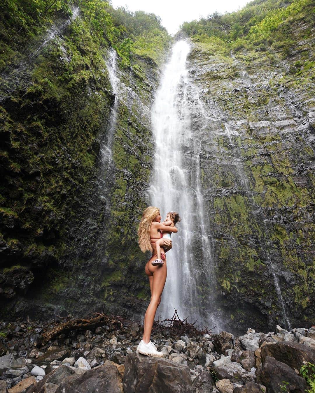 Elisabeth Riouxさんのインスタグラム写真 - (Elisabeth RiouxInstagram)「The most unreal thing on this hike was definitely not the waterfalls, in was Wolfie’s strength 🌈 In total the entire hike was over 2 hours 30 minutes and Wolfie NEVER wanted anyone to carry her, it was hard even for us the adults but she did not even blink I was SO impressed & it was clearly to this day the day I felt the most proud of her (i cried a little tbh haha) 🥺💖 She definitely has the strongest tiny legs on the planet but also the strongest mind, I don’t even know where she is taking all of this energy ✨」3月15日 4時45分 - elisabethrioux