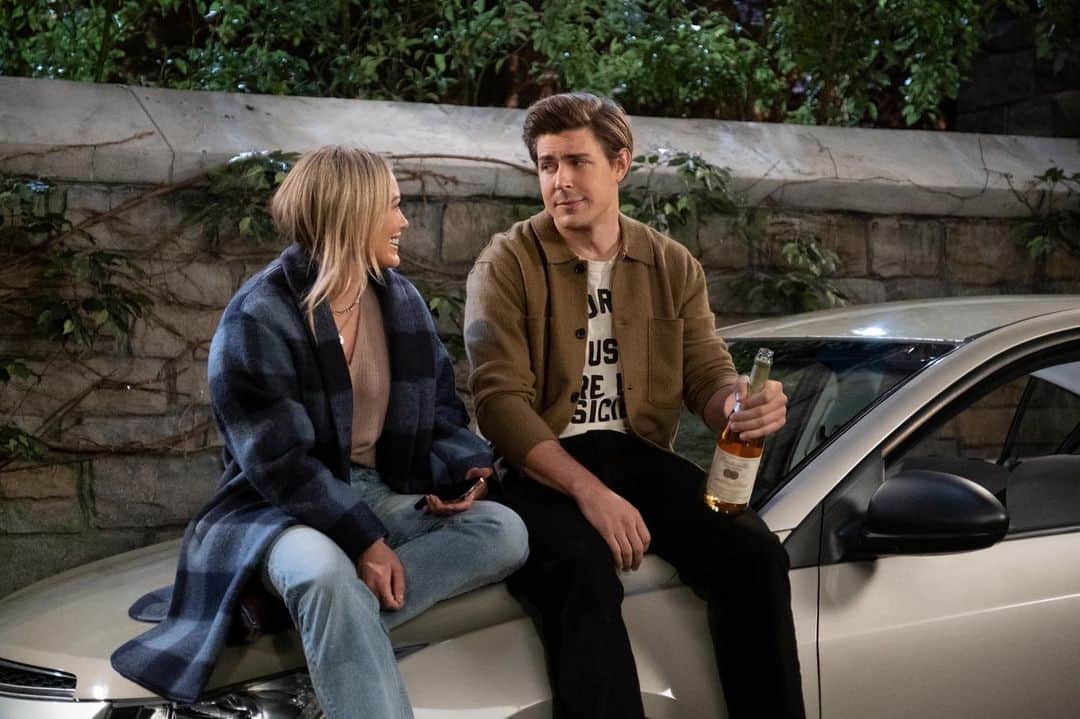 ヒラリー・ダフのインスタグラム：「One of my favorite episodes of the season this week🤍 @himyfonhulu especially when Jesse teaches Sophie how to drive- what would be something you had to learn in 24 hrs so you didn’t have to drink the “drippings”」