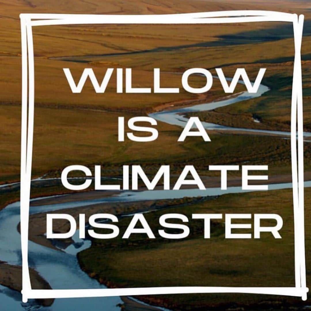 Leslie Camila-Roseのインスタグラム：「Please swipe and read all the posts.   💣 CLIMATE BOMB 💣  Developing and burning oil from the Willow project would produce up to 280 million metric tons of carbon dioxide over the next 30 years at a time when the United States urgently needs to move away from fossil fuels.   📢 That’s equal to the annual emissions of 66 coal power plants—a third of all coal plants in the United States.  📢 If approved, emissions from the Willow project would eclipse those avoided through achieving the Biden administration’s renewable energy goals on public lands and waters by 2030.  ⚠️ A new scientific study published in July found that the Arctic is warming four times faster than the rest of the world.  In particular, climate change is having truly profound impacts in Alaska, which is saying something considering that roads are melting in Europe, U.S. national parks are closing from floods and fire, and the water supply in Western states is shrinking at a dramatic rate.  At the same time, the Arctic is home to new drilling proposals in extreme and remote areas that have no business being turned into the next major oil hub.  📢 Scientists have made it clear that the United States must be looking to transition its economy to clean energy for the sake of our lives, livelihoods, and the planet; locking in decades of new drilling would be a massive step backward.  ⚠️One such project is the ConocoPhillips Willow oil drilling project in the Western Arctic. After initially being approved by the Trump administration in 2020, then struck down by the courts in 2021, the Willow project is one of the most significant climate decisions in the hands of the Biden administration. The project is in direct conflict with the administration’s climate obligations and the subsistence and wildlife values of the Western Arctic.  ⚠️ The window to act on climate is rapidly closing. Every new fossil fuel project makes it that much harder for humanity to do what is needed to avert truly catastrophic climate change.   #climatebomb #climatechangeisreal #stopwillowproject #stopfossilfuels #endfossilfuels #fossilfuels #stopwillow #stopwillowproject2023 #savetheartic」