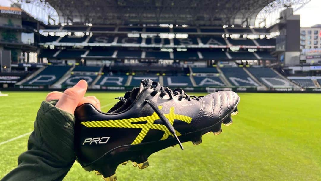 のインスタグラム：「→ #DSLIGHTXFLYPRO 黒×緑 最近の、お・と・も🫰🏼 ＠asics_japan」