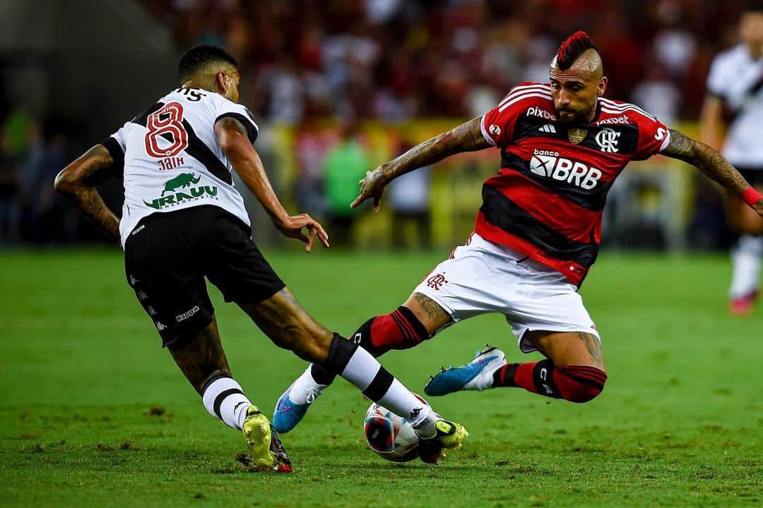 アルトゥーロ・ビダルのインスタグラム：「Tu esfuerzo y dedicación te hace grande!!!💪🏽🙏🏽 @flamengo ❤️🖤🙏🏽⚽️👑」