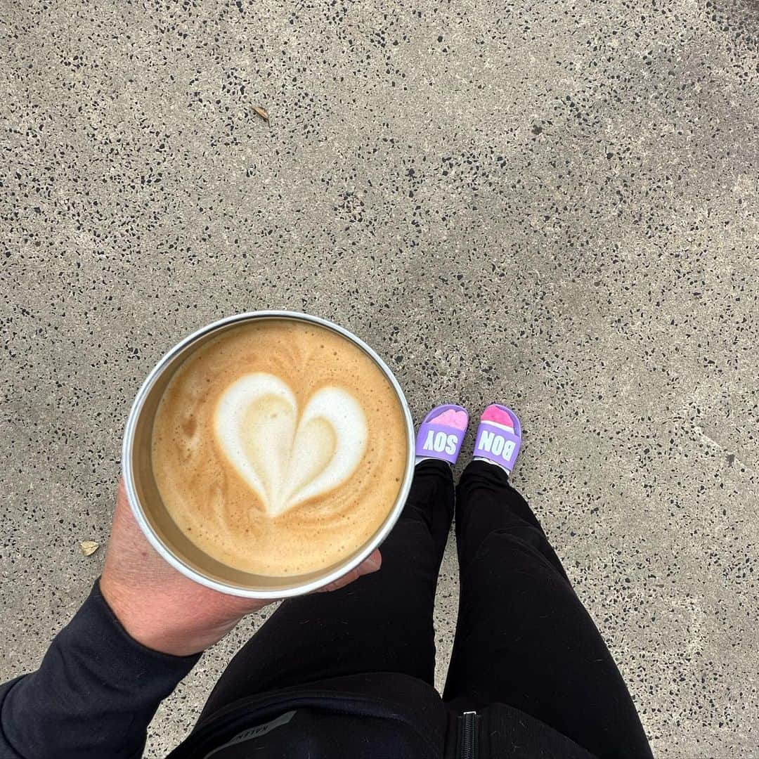 ニッキ・バン ダイクのインスタグラム：「Mornin’ ☕️💜💗 @originalbonsoy」