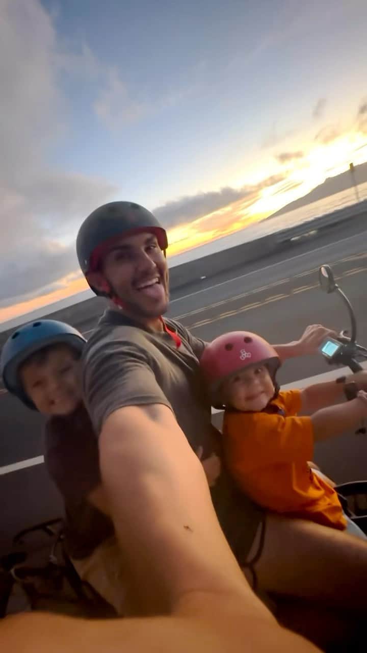 アレクサ・ヴェガのインスタグラム：「Evening bike rides with the fam :)」