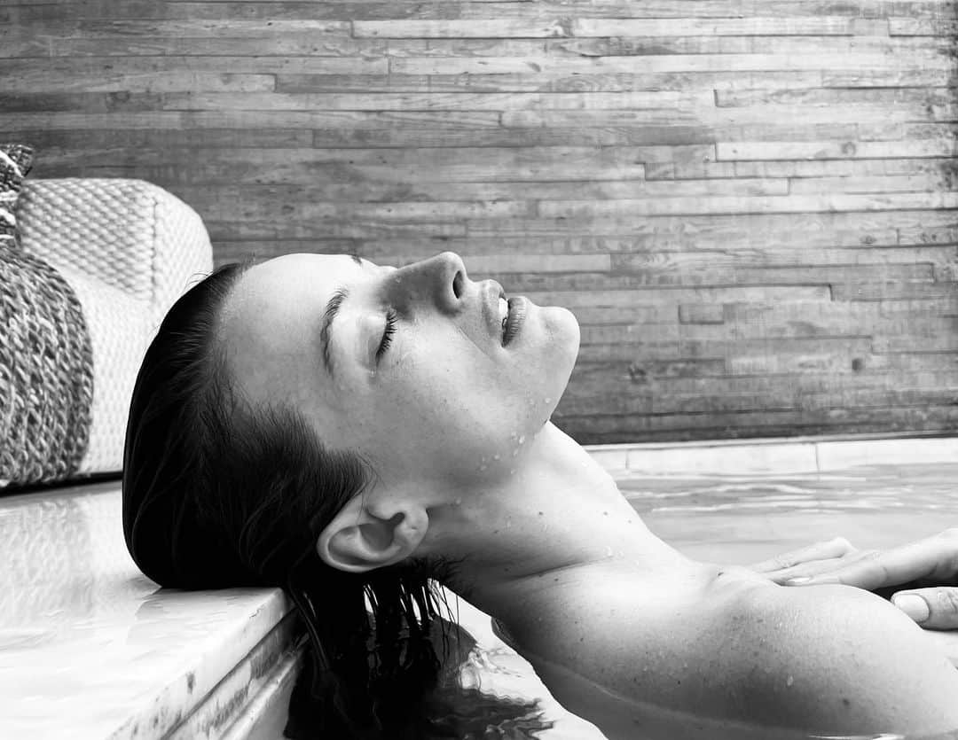 フラヴィア・ルチーニのインスタグラム：「Nunca pensei que no meio da “Selva de pedra” encontraria um refúgio, pra recarregar minhas energias. Foi tudo a massagem vitality, escolhi um oleo essencial cítrico que me energizou…Foi tão especial passar a tarde só nos dois,  @leandrolimale ❤️ só penso em voltar o mais breve possível as @aigaispa 🌷 Amei! #spaday #spa」