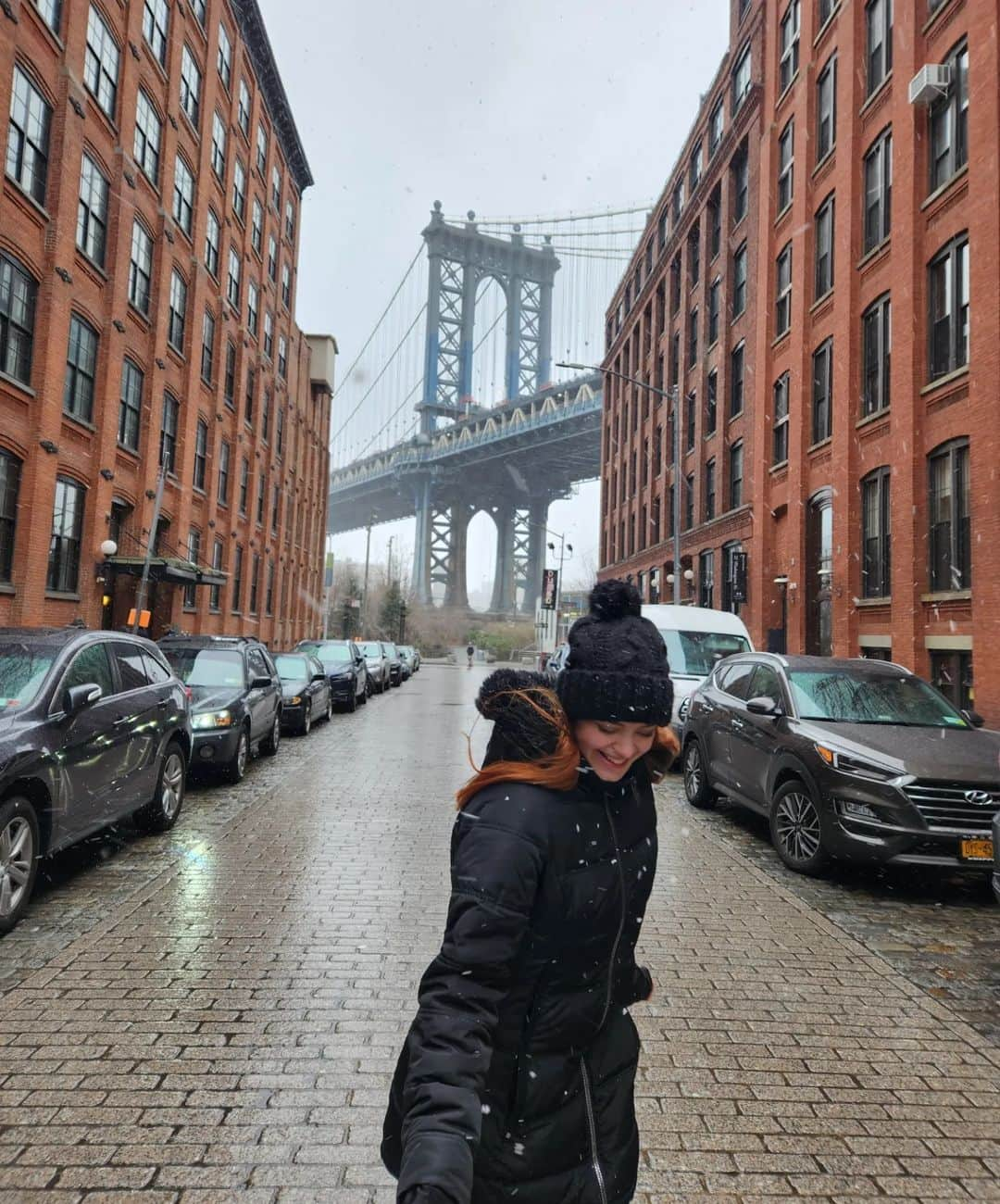 ゴーダ・ブトクテさんのインスタグラム写真 - (ゴーダ・ブトクテInstagram)「It's snowing here in March 🥲❄️  📸 - @andreafahlander  #newyorkcity #newyork #brooklyn #dumbo #snow #tourlife #usa」3月15日 6時03分 - godabutkute