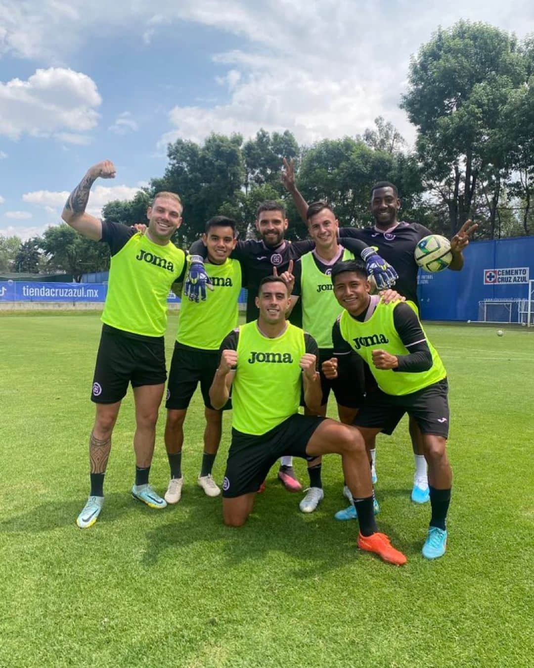 ロヘリオ・フネス・モリのインスタグラム：「Equipo ganador!!!🏆 @cruzazul」