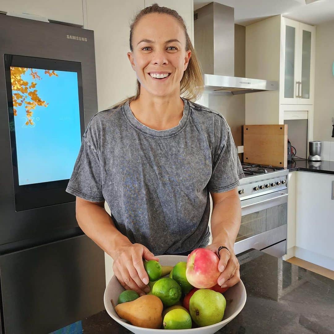 リサ・キャリントンのインスタグラム：「Autumn fruit is finally here against all odds! After the devastating impact of Cyclone Gabrielle, our hard-working growers have managed to provide Kiwis with fresh and nutritious apples, pears, feijoas and limes - with mandarins and persimmons coming soon. To see what’s in season and for lots of delicious recipe ideas, head to @5adaynz    #nzautumnfruit #5adaynz ad」