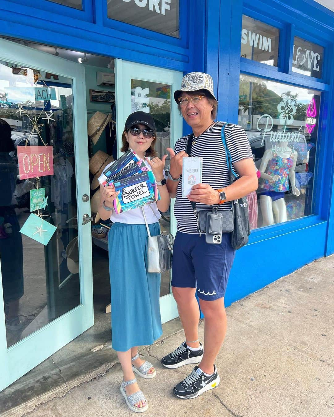 Pualani Hawaii Beachwearさんのインスタグラム写真 - (Pualani Hawaii BeachwearInstagram)「日本からいらした素敵なご夫婦🌺🥰  ザ・バスのユニフォームを使って作られているバケットハット( @lanis_hawaii ) がとってもお似合いです✨  アート好きなおふたり、ハワイアートマップ( @makanapress )と、サーファータオル( @surfertowel ) も気に入っていただきました🥰  ハワイで素晴らしい時間をお過ごしください🌺Mahalo!!  #hawaii#oahu#bikini#hawaiilove#ハワイ#ハワイ旅行 #ハワイ生活 #ビーチ#ビキニ#モンサラット#ハワイ土産#ビキニ#水着#ビーチウェア#海#ハワイライフ#ストール#パレオ#メッセージカード#タオル#ビーチタオル#サーファータオル #サーファー#アート#バケットハット」3月15日 7時17分 - pualani_monsarrat