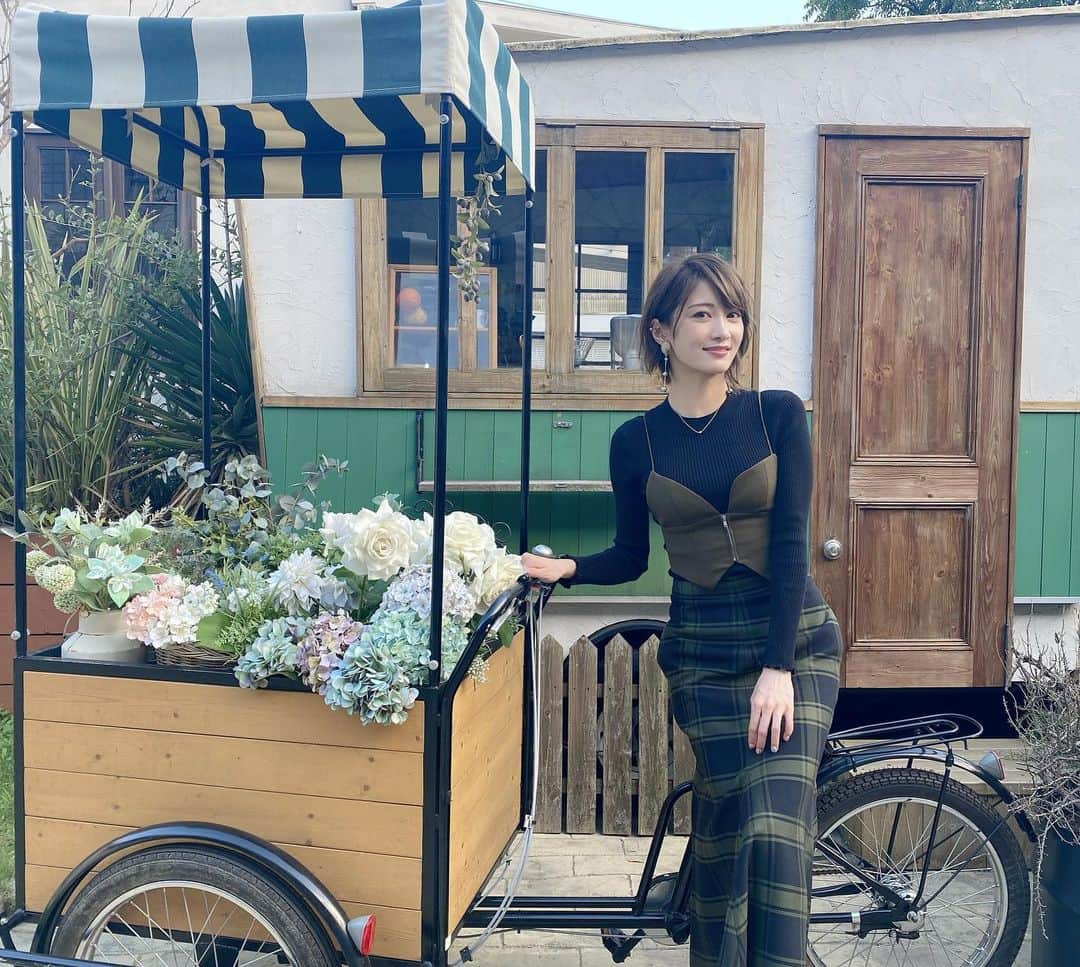 のインスタグラム：「💐🚲 ボイコレ「Espressivo」オフショット☺︎ このお洋服、瑠唯の私服とリンクしてる感がすごい💚 ・ ・ #voiceactorcardcollection #ボイコレ #espressivo #エスプレッシーヴォ  #Morfonica #モニカ #八潮瑠唯  #バンドリ #bangdream」