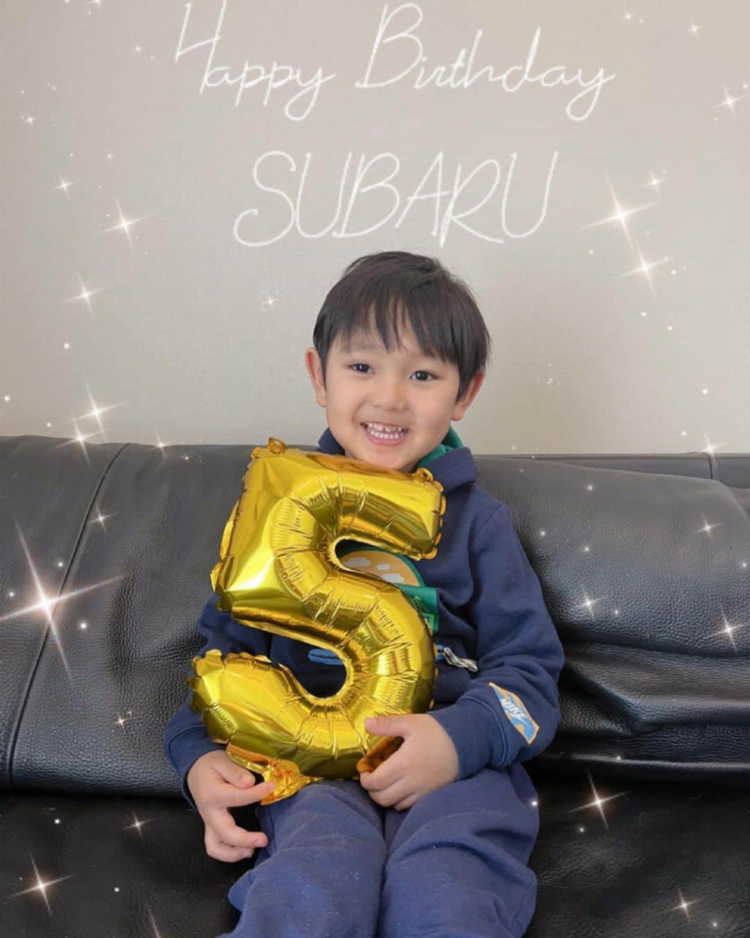 佐藤夏希のインスタグラム：「すばるん❤️❤️❤️ 5歳のお誕生おめでとう🥹💕  5年前の昨日 AM11:00にいきなり陣痛がきまして 病院着いたら子宮口が4センチも開いていたから『これはすぐ生まれるよ〜』と助産師さん。 ところがどっこい なかなか生まれてこない😂 結局20時間陣痛に耐え、 日をまたいで3/15AM5:36に生まれてきたすばるん！ なんと4135gもありました😂❤️（よく産んだよ私） そんな大きなすばるんがさらに大きくなり5歳に🥹 すばるんが生まれてから全てが初めてだったから戸惑うこともたくさんあったけど 初めての我が子に出会えてからの私の人生は幸せそのものでした‼️ すばるんはとっても優しい子。ママは知ってる🍀  ママに新しい世界を見せてくれてありがとう！生まれてきてくれてありがとう！ すばるんにとって最高な一年になりますように❤️  #happybirthday #5歳#5歳誕生日」