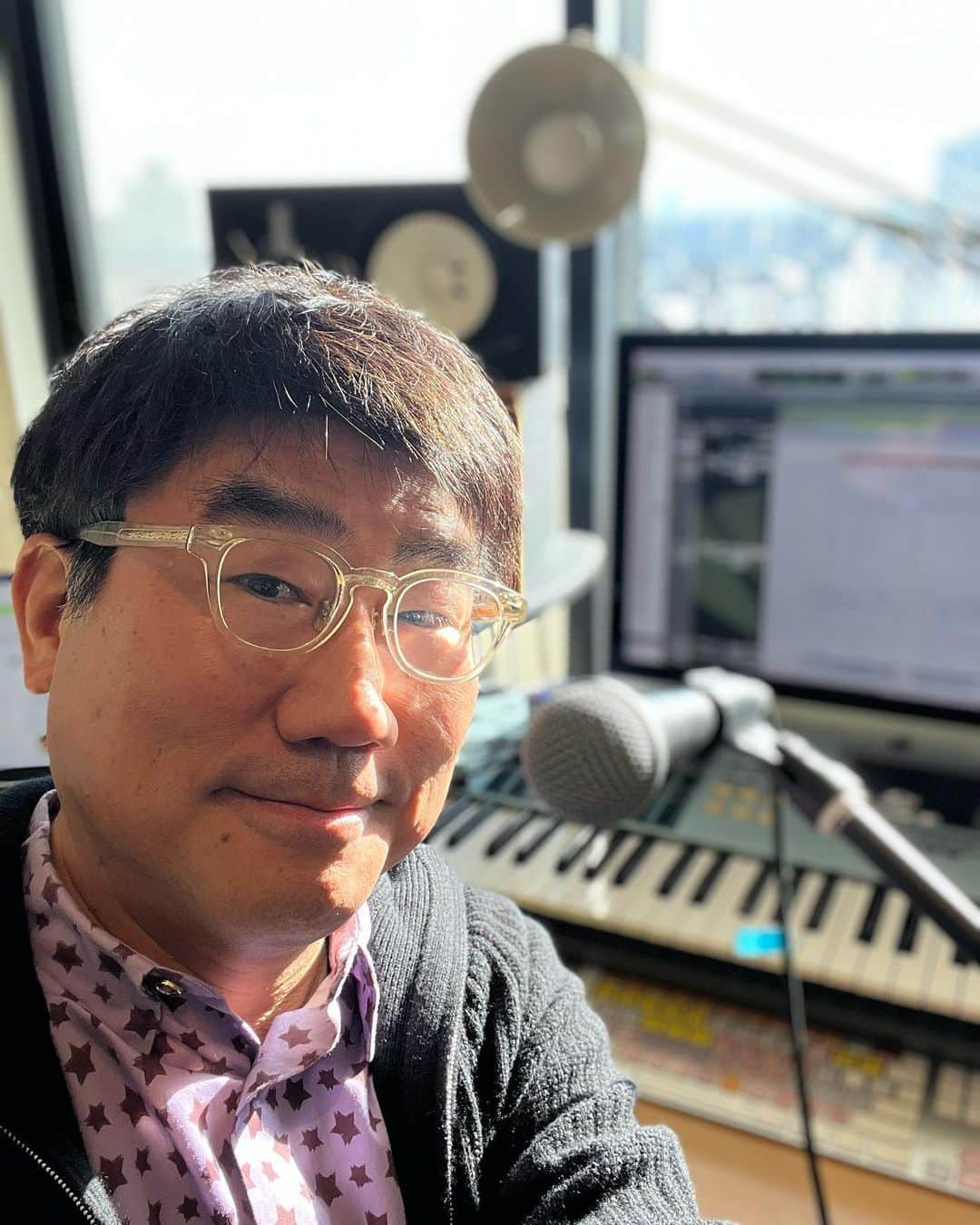 亀田誠治のインスタグラム：「朝イチで歌った！🎤大切な仲間にいい曲書けたぞー♪ 😊😊😊大笑福」