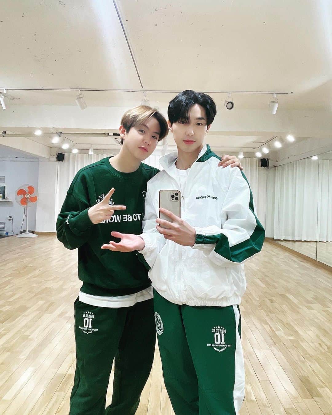 インジュン のインスタグラム：「Greeeeeeen . . @born2bw_ #본투비월드」