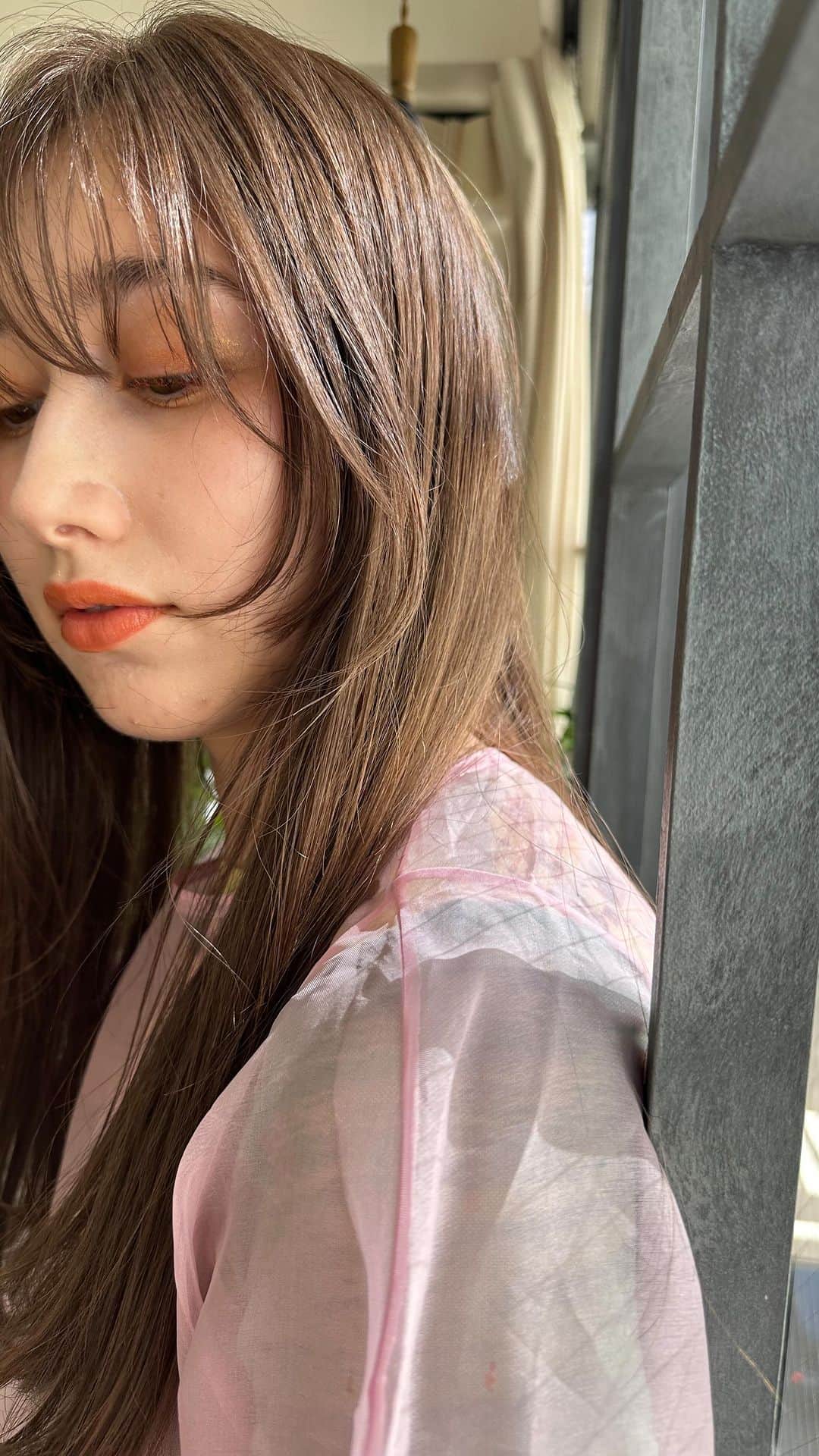 和田美由紀のインスタグラム：「おはようございます🥰 イルミナカラー新色を使ってジェナちゃん変身🫶🏻💕✂️ レシピです⇩ イルミナカラービーチ10レベルと サファリ8レベル、オーシャン8を 5:1:1オキシは6%で塗布🫶🏻 20分放置後シャンプーです🙋🏼‍♀️ フェイスレイヤーも入れて動きを出しやすくしました💕 赤みを程よく抑えて透明感のある上品なベージュカラーになりました🙆‍♀️🙆‍♀️ LORENでもカラーされるお客様の大半はイルミナです💪🏻 新色のビーチ以外にも前回使ったサンセットやマリーンもとっても可愛いお色ですよ🥺🥺 ウエラさんのInstagramでもたくさんご紹介されてるのでぜひご覧下さい🥰  では本日もよろしくお願いします✂️✂️  @wellapro_japan  #ウエラ  #イルミナカラー  #イルミナカラーマリーン  #イルミナカラービーチ  #イルミナカラーサンセット #ICW8」