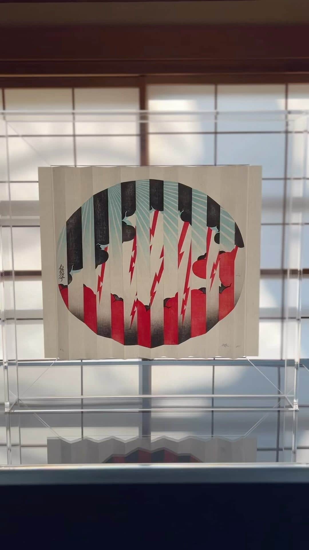 ノリタカタテハナのインスタグラム：「Introduction of collaborative works currently on display at the “Edo Tokyo Rethink Exhibition” at Koishikawa Korakuen Gardens.  Edo Tokyo Rethink Exhibition 11, March - 15, March, 2023  Noritaka Tatehana x Edo Moku-hanga  Takahashi Kobo This is a woodblock print of Noritaka Tatehana’s painting from the “Duality Painting Series” in which 2 different designs could be appreciated from the left and the right. The simple structure of hand-folded paper gives a visual effect, expressing the duality that is the concept of this work. By printing sequences of multicolor images chiseled on both sides of 4 woodblocks, vivid and deep color touches appear on the completed print.   @Edo_Tokyo_Kirari @Noritaka_Tatehana @TatehanaStudio @Takahashikobo #EdoTokyoRethink #EdoTokyoKirariProject #NoritakaTatehana #Art #Painting #Ukiyoe #WoodblockPrint #Woodcut」