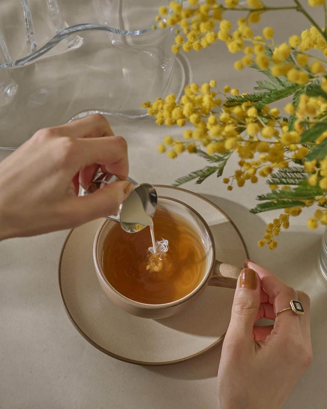 Nanaのインスタグラム：「tea time  昨日はコロナ禍の2021年4月より2年間に渡って開催してきたNHK文化センター #AURORA写真塾 オンライン講座 最終回でした。 中には長くご参加くださった方もいらっしゃいました。 2年間どうもありがとうございました。  4月からはオフライン教室(東京・青山教室)にシフトします。 →3/25まで参加申込受付しております。 詳細はプロフィールのURLへ飛び、NEWS一覧の講座のリンクにて。」