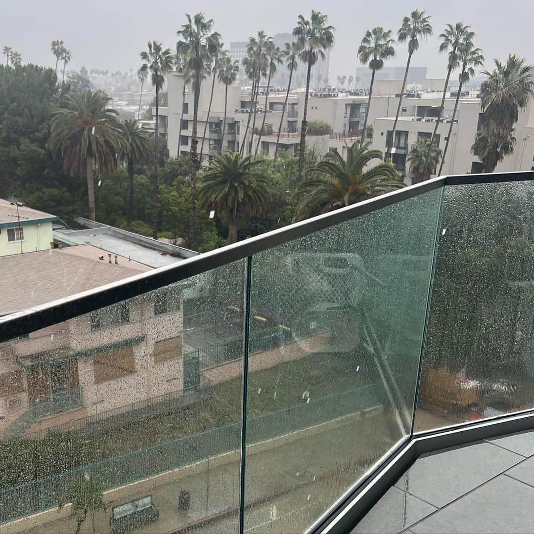 BROOKE EVERSさんのインスタグラム写真 - (BROOKE EVERSInstagram)「Rain rain go away I thought it never rained in LA? 🤔」3月15日 8時33分 - brookeevers