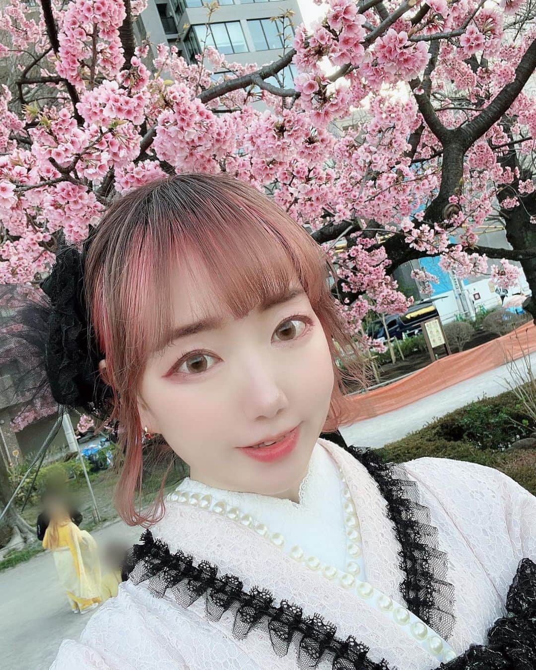 のインスタグラム：「🌸🎂❤️‍🩹🔪💋  #桜 #着物 #japan #日本 #きもの #和服 #浅草 #👘 #着物レンタル #着物ヘア #着付け #お花見 #着物コーディネート #花 #春 #さくら #sakura #cherryblossom #🌸 #お散歩 #花見 #桜並木 #selfie #地雷系女子 #地雷女 #地雷メイク #地雷」