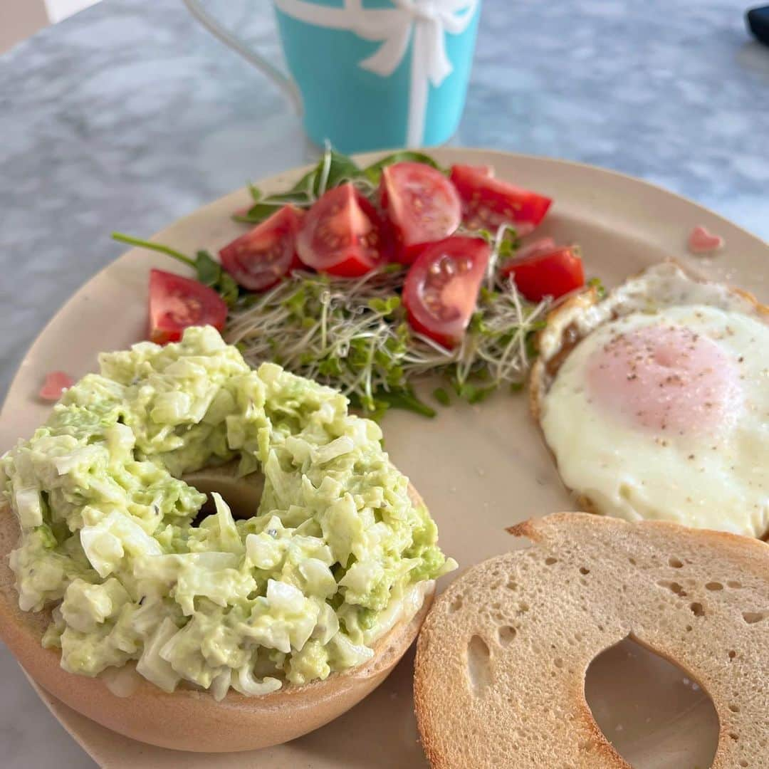 ひよんさんのインスタグラム写真 - (ひよんInstagram)「🥑🍅🥯  アボカドトーストだいすき👏🏻 前日の夜お腹減った状態で寝て、 朝にお腹ぺっこぺこで食べると最高💓  #アボカドトースト #朝ごはん #ひよんクッキング」3月15日 8時53分 - cchan_fee4