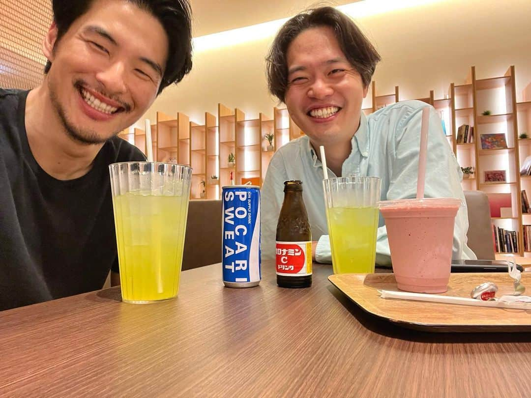 鈴木貴之さんのインスタグラム写真 - (鈴木貴之Instagram)「渡英から4年。今回Tokyo viceの撮影で久々に長い時間を日本で過ごすことができました。その間、暫く会えてなかった友達と会い、一緒に食事したり、散歩したり、そして旅をしたり。すごく良い時間が過ごせました。 人生色々ある中で、誰一人として道を逸れることなく、みんなが前を向いてそれぞれの人生を歩んでいる。こうして皆んなが健康で一緒に笑い合えている。それがどんな事よりも幸せなことだと心から思いました。  そして何より、家族皆んなが元気でいてくれること。感謝、感謝。  当たり前の事に聞こえるかもしれないけど、それが一番。 またこうして会える日まで、みんなぼちぼ〜ちでいいから頑張っていけたらそれだけで最高！ 大切なものを見失わないペースで一歩一歩。  Tokyo vice の放送、皆さん楽しみに待っていてください！  Your Life is your own journey. Enjoy it, you got this. If you are happy and healthy, that’s perfect to me 🫶🏻🫶🏻🫶🏻  #family」3月15日 9時20分 - takayuki_suzuki90