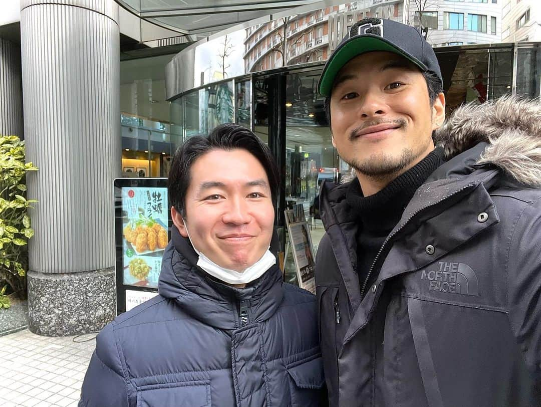 鈴木貴之さんのインスタグラム写真 - (鈴木貴之Instagram)「渡英から4年。今回Tokyo viceの撮影で久々に長い時間を日本で過ごすことができました。その間、暫く会えてなかった友達と会い、一緒に食事したり、散歩したり、そして旅をしたり。すごく良い時間が過ごせました。 人生色々ある中で、誰一人として道を逸れることなく、みんなが前を向いてそれぞれの人生を歩んでいる。こうして皆んなが健康で一緒に笑い合えている。それがどんな事よりも幸せなことだと心から思いました。  そして何より、家族皆んなが元気でいてくれること。感謝、感謝。  当たり前の事に聞こえるかもしれないけど、それが一番。 またこうして会える日まで、みんなぼちぼ〜ちでいいから頑張っていけたらそれだけで最高！ 大切なものを見失わないペースで一歩一歩。  Tokyo vice の放送、皆さん楽しみに待っていてください！  Your Life is your own journey. Enjoy it, you got this. If you are happy and healthy, that’s perfect to me 🫶🏻🫶🏻🫶🏻  #family」3月15日 9時20分 - takayuki_suzuki90