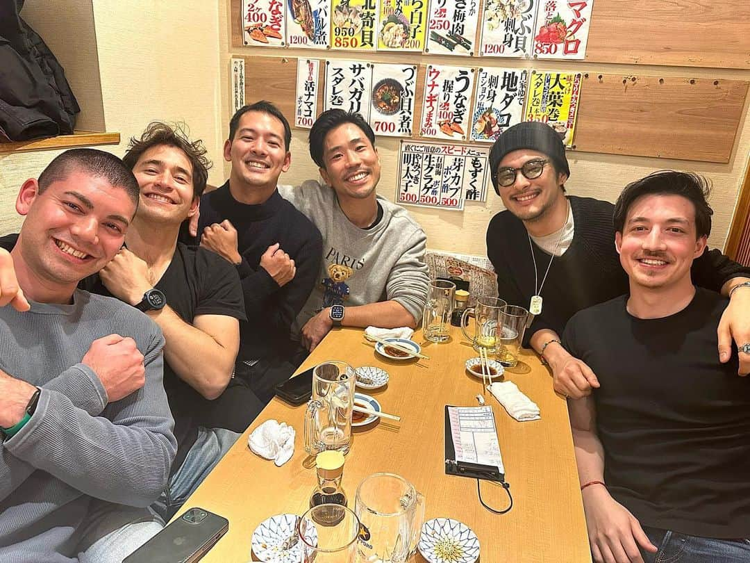 鈴木貴之さんのインスタグラム写真 - (鈴木貴之Instagram)「渡英から4年。今回Tokyo viceの撮影で久々に長い時間を日本で過ごすことができました。その間、暫く会えてなかった友達と会い、一緒に食事したり、散歩したり、そして旅をしたり。すごく良い時間が過ごせました。 人生色々ある中で、誰一人として道を逸れることなく、みんなが前を向いてそれぞれの人生を歩んでいる。こうして皆んなが健康で一緒に笑い合えている。それがどんな事よりも幸せなことだと心から思いました。  そして何より、家族皆んなが元気でいてくれること。感謝、感謝。  当たり前の事に聞こえるかもしれないけど、それが一番。 またこうして会える日まで、みんなぼちぼ〜ちでいいから頑張っていけたらそれだけで最高！ 大切なものを見失わないペースで一歩一歩。  Tokyo vice の放送、皆さん楽しみに待っていてください！  Your Life is your own journey. Enjoy it, you got this. If you are happy and healthy, that’s perfect to me 🫶🏻🫶🏻🫶🏻  #family」3月15日 9時20分 - takayuki_suzuki90