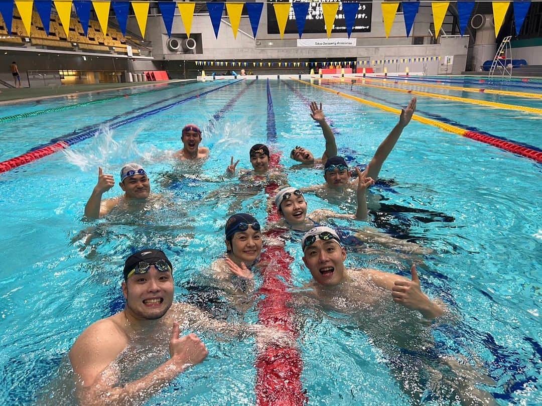 西山喜久恵のインスタグラム：「🏊‍♀️ 昨日は、この3月で閉館する辰巳で、チームフジのメンバーとラスト練習会でした。 このプールでは、北島康介さんと渡辺一平選手が世界記録を出していて、その記念のプレートがセンターレーンに埋め込まれています。数々の水泳の歴史を作ってきた辰巳は、オリンピアンは勿論、おばちゃんスイマーにとっても特別な場所なのです。 初めて辰巳杯で大会に出場した時、溺れてしまうかと思うくらい長い50mでしたが、今ではタイムを意識出来る距離に縮まりました。そして昨年の辰巳杯では、人生初の銅メダル🥉を獲得。人間諦めなければ進化出来ると、この辰巳が教えてくれました。 色々な想いを噛み締めながら練習しようと思って参加しましたが、チームフジのメンバーのレベルが高く、ついて行くのに必死でした😅 おばちゃんスイマー、まだまだ頑張ります👍  #辰巳ラスト #チームフジ #榎並アナも参加」