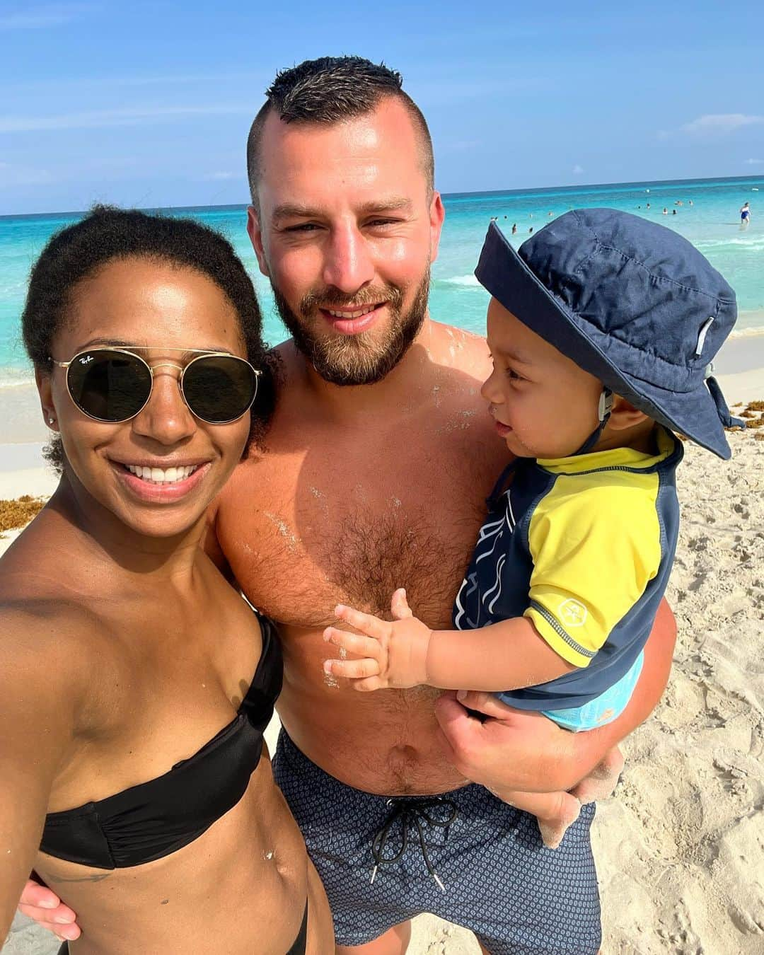 ジェニファー・アビルのインスタグラム：「Une première pour notre famille 💛☀️ Xander adore l’eau… je ne sais pas d’où il prend ça 🤪  . . #familyvacation #famille #sun #bikini #momlife #cuba #ocean #beach」