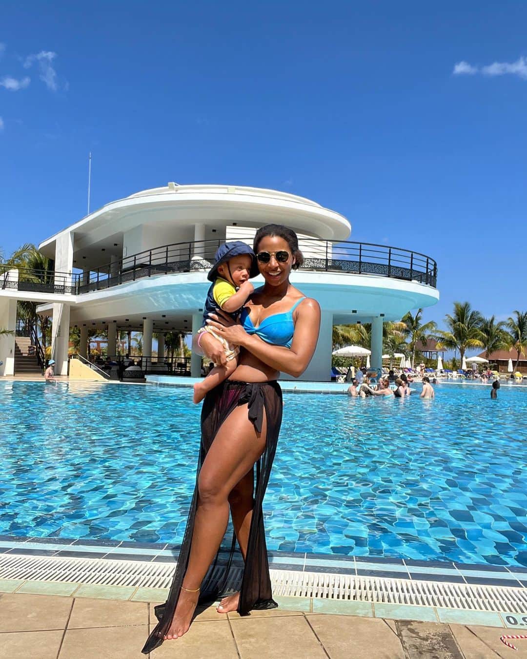 ジェニファー・アビルさんのインスタグラム写真 - (ジェニファー・アビルInstagram)「Une première pour notre famille 💛☀️ Xander adore l’eau… je ne sais pas d’où il prend ça 🤪  . . #familyvacation #famille #sun #bikini #momlife #cuba #ocean #beach」3月15日 9時39分 - jennabel91