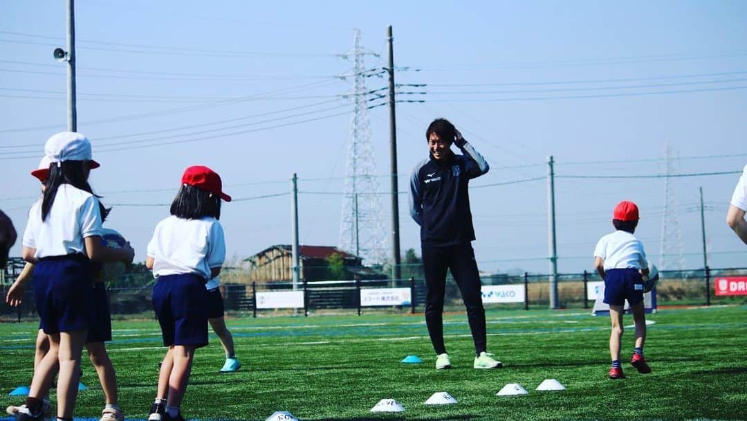 吉田眞紀人さんのインスタグラム写真 - (吉田眞紀人Instagram)「... 先日、中郷小学校(低学年)の子どもたちとサッカーをやったり、鬼ごっこをしたりして楽しみました🤲  サッカーのウォーミングアップの時に良く行うステップを体験したりしましたが、どれも最初は大苦戦😂 でもみんな一生懸命にできるようになろうと必死にやってました！！  子どもは本当に素直です☺️ 我々大人たちも素直さ、そして何事にも一生懸命にチャレンジすることが何よりも大切だなと改めて感じさせられました！  スポーツを通じて運動することを楽しんでもらいたいですし、仲間と一緒に汗を流す時間を共有していって欲しいなと思います👍 ...  #スポーツで健康に #木更津市立中郷小学校 #吉田まきと #木更津 #木更津市出身初のJリーガー #木更津に新しい景色を」3月15日 9時34分 - makito_official