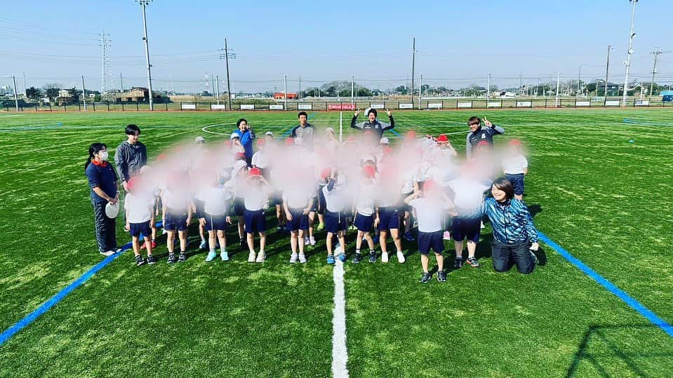 吉田眞紀人のインスタグラム：「... 先日、中郷小学校(低学年)の子どもたちとサッカーをやったり、鬼ごっこをしたりして楽しみました🤲  サッカーのウォーミングアップの時に良く行うステップを体験したりしましたが、どれも最初は大苦戦😂 でもみんな一生懸命にできるようになろうと必死にやってました！！  子どもは本当に素直です☺️ 我々大人たちも素直さ、そして何事にも一生懸命にチャレンジすることが何よりも大切だなと改めて感じさせられました！  スポーツを通じて運動することを楽しんでもらいたいですし、仲間と一緒に汗を流す時間を共有していって欲しいなと思います👍 ...  #スポーツで健康に #木更津市立中郷小学校 #吉田まきと #木更津 #木更津市出身初のJリーガー #木更津に新しい景色を」