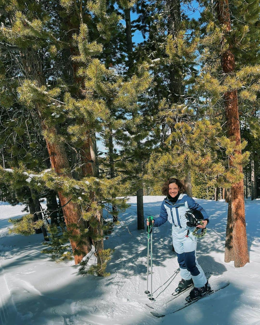 ローリー・ヘルナンデスのインスタグラム：「I hit the gwiddy on the slopes!!」