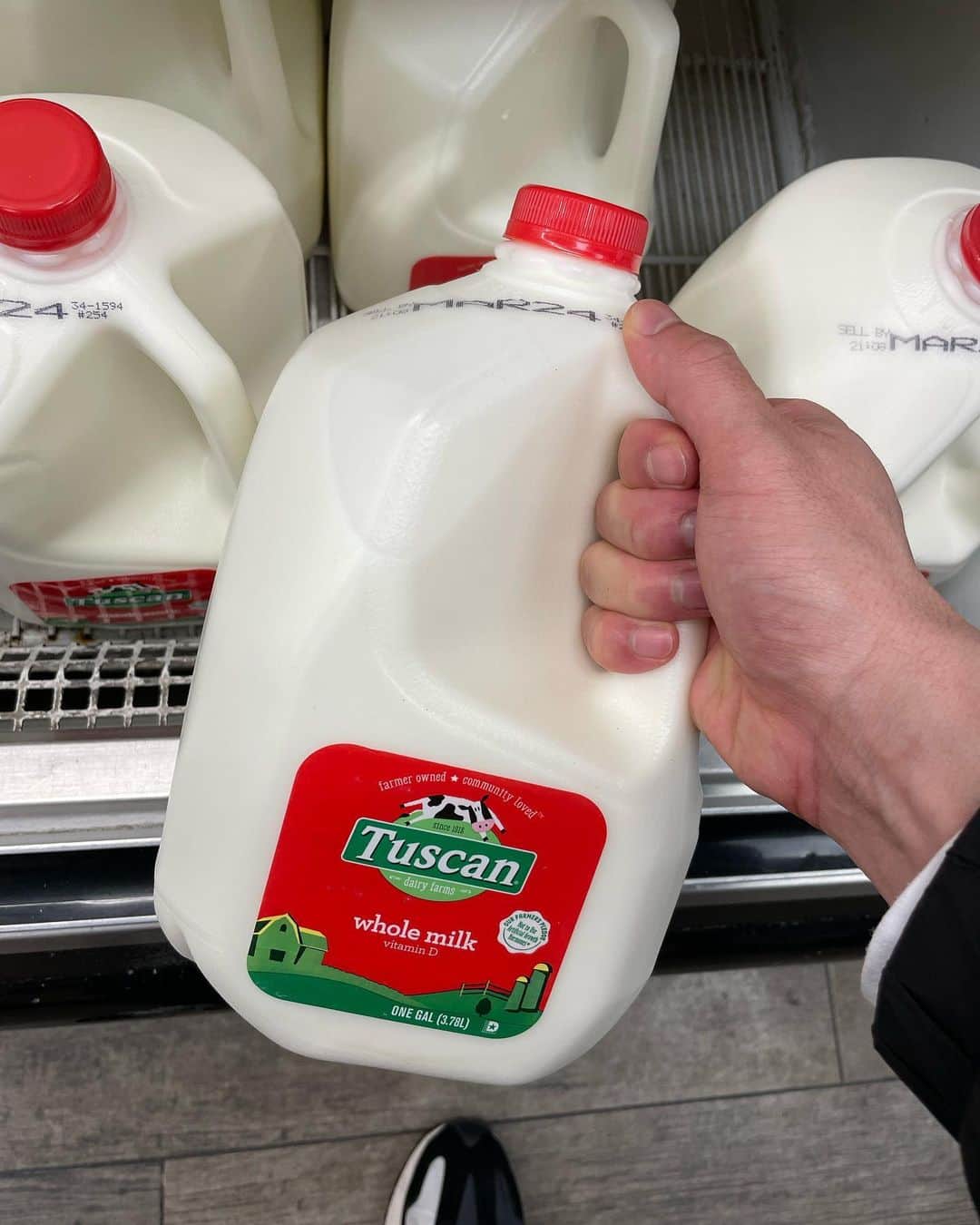 ケビンのインスタグラム：「やっぱりアメリカの商品ってデカいよなって思ったシリーズ。これらは業務用とかではなく普通のスーパーで売ってるから笑」