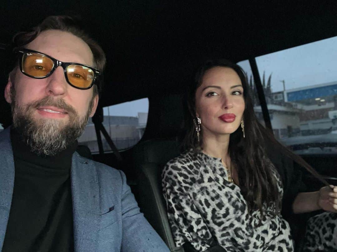 ジョエル・ムーアのインスタグラム：「On our way to buddy buddy @zacharylevi Shazam premiere!  I used to steadily beat him at beer pong so who's the real superhero?」