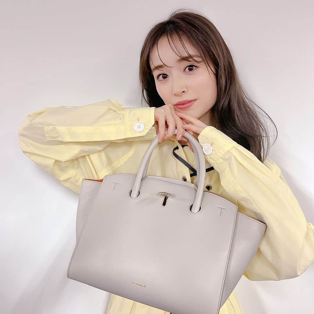 泉里香さんのインスタグラム写真 - (泉里香Instagram)「FURLA SS23の新作Furla Genesi-フルラ ジェネシ- イタリアのクラフトマンシップから生み出される洗練された美しさと現代女性のニーズが見事に調和したバッグ。 長く愛用したいです🤍  #FurlaForever #furlaSS23 #ITALYBYFURLA @furla」3月15日 10時08分 - rika_izumi_