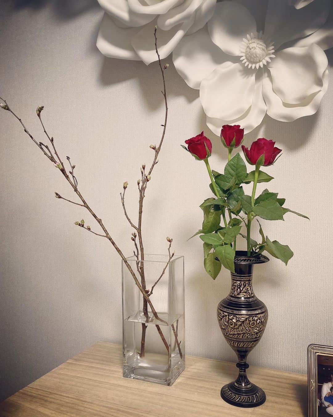 原田佳奈のインスタグラム：「・ ・  旦那さんがホワイトデーのお返しにと、桜と薔薇を買ってきてくれた。  子供が産まれて家に花を飾らなくなったけど(危ないので。。)やはり花があると気分が良いね〜☺️  昨日は蕾だったけど、今朝もう咲き始めてる🌸  #花がある暮らし」