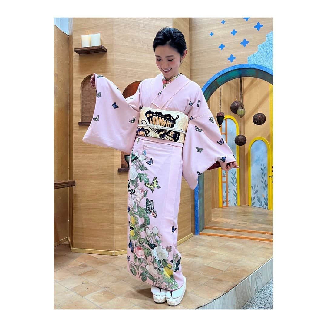 星野真里のインスタグラム：「私の中の木陰に蝶は訪れて ゆれていいよと舞う今がある #短歌 #蝶 #着物 #豆千代モダン  NHK短歌今月でラスト！ でもこれからも詠み続けます。  さらに本日より 「スタンドUPスタート」 フジテレビ系列 毎週水曜 22時～　 最終回に向け参戦いたします！！  さらにさらに 「天使の耳～交通警察の夜」 NHK　BS４K 3月20日（月）20時～23時 こちらもお楽しみに♪  Every moment, every feeling and every action makes me. So…I make Tanka.」