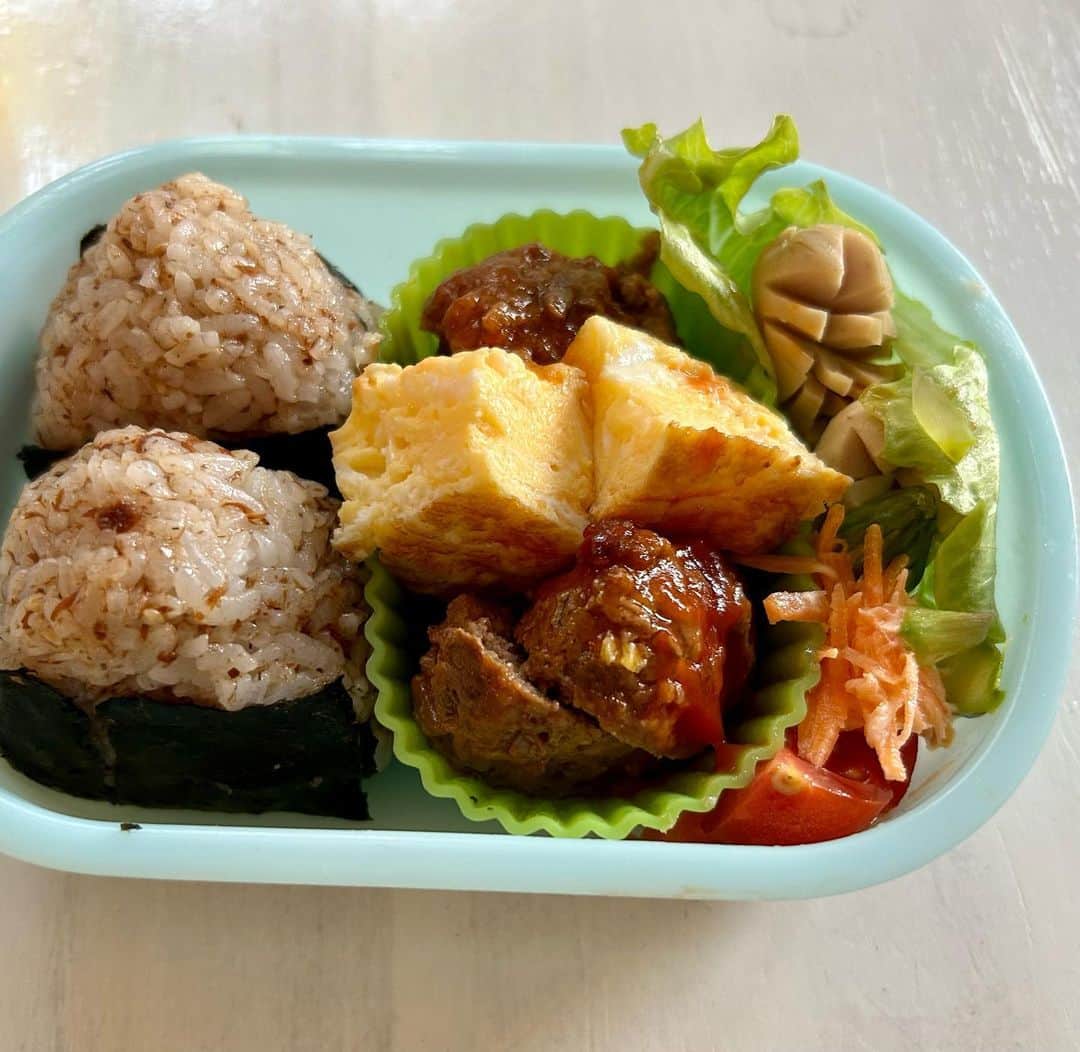 土屋眞弓のインスタグラム：「4歳と6歳のプリンセス達のお弁当作り❣️ 男子のお弁当作りは慣れてますが、この年でキャラ弁は挑戦することもできないわたし😂 小さな🍙と小さなハンバーグ、小さなウインナー ぜーんぶ小さいの😅 キャラクターとか付いたピックとやらも危ないからNGとのこと 栄養バランス考えたり朝から頑張りました💪 お天気も良く暖かくなって、遠足日和だわ☀️  #お弁当 #遠足」