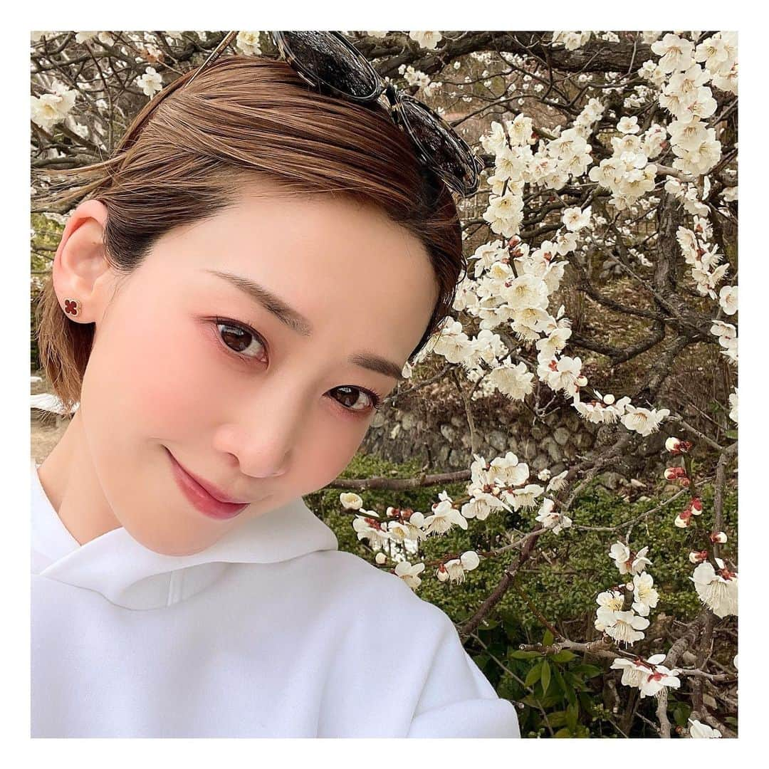 龍真咲のインスタグラム：「梅見に😊  おっと もう桜も開花宣言しましたね🌸 普通だと暖かい九州から咲くのでは？と思いがちですが…🤔 温暖な地域では地球温暖化が進行すると開花時期が遅くなる、将来的に桜が咲かない春が来るという事もあり得るかもしれないのです⚠️😭 桜の成長には休眠打破が必要！ですが、地球温暖化が進行してしまうと休眠打破が行われず成長が遅れてしまう。と考えられているからです…。  わたし達に出来る事沢山ありますよー💡 ⚪︎節水節電 ⚪︎地産地消を心がける ⚪︎ﾏｲﾊﾞｯｸﾞやﾏｲﾎﾞﾄﾙを持つ ⚪︎ｺﾞﾐの分別 ⚪︎公共交通機関の使用 ⚪︎良い物を長く愛用する などなど 何か始めてみませんか😊  日本の素晴らしい四季を守る為に出来る事を１つずつ⤴︎⤴︎⤴︎  #SDGs #地球温暖化  #地球温暖化対策  #わたしにもできるSDGs」