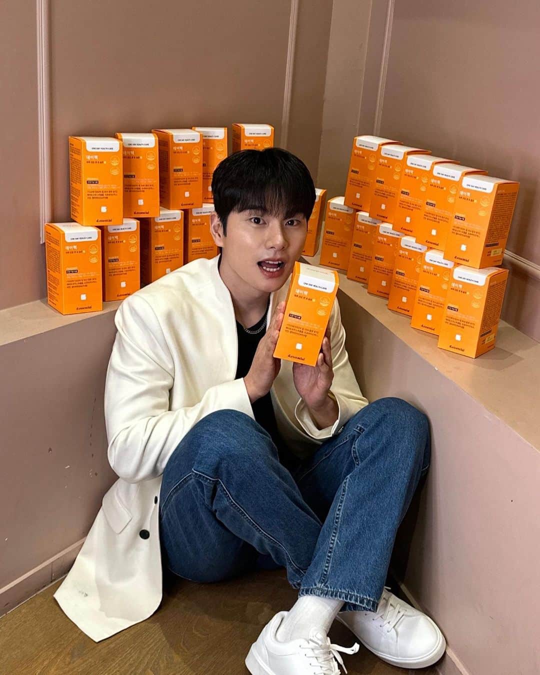 のインスタグラム：「#광고 by #데이팩  저와 3년째 연을 맺고 있는 #데이팩 에서 영화 개봉 축하한다고 영양제를 또 듬뿍 보내주셨어요. 하루 한 포로 오메가3, 유산균, 멀티비타민 등을 한꺼번에 섭취할 수 있어서 저도 평소에 잘 챙기고 있는데요. 스케줄이 많은 요즘, 이것만큼 간편하고 효과적으로 건강을 챙길 수 있는게 또 없더라고요.  오늘부터 21일까지 제가 출연한 영화 <웅남이>를 관람할 수 있는 영화 관람권 이벤트도 진행하고 있다고 해요. 디에센셜 데이팩 카카오톡 채널 추가하시고  "데이팩 웅남이를 내놔!" 라고 채팅만 남겨도 바로 응모가 된다고 하니 한 번 참여해 보세요👍  카카오톡에 #디에센셜 검색! 하시면 바로 나와요! 참 쉽죠?  당첨자 발표도 웅남이 개봉일인 3/22에 바로 된다고 해요  #CGV오리 에서 보시는 분들은 미리 상영관에 들어가시면 커다란 스크린에서 저를 가득 보실 수 있어요♥  @d.essential.official #이이경영양제 #디에센셜 #데이팩 #올인원비타민 #웅남이」