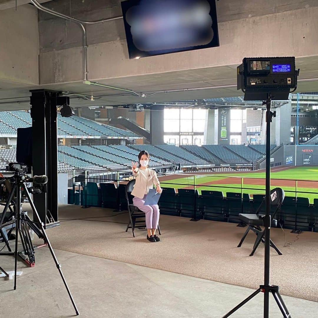 世永聖奈さんのインスタグラム写真 - (世永聖奈Instagram)「⚾️ ⁡ ⁡ ⁡ 建山義紀 投手コーチに インタビュー！ ⁡ 去年まで隣に立って番組を共にしていましたが ⁡ 今年からは目の前に座ってお話を聞くことになります ⁡ お互いに「不思議な感覚だ」と言いながらも ⁡ 私は色んな角度から質問し ⁡ 建山コーチはたっっっぷり答えてくれました ⁡ カメラが回っていない時の何気ないやり取りが ⁡ 懐かしくて 温かくて 朝から心が満たされました ⁡ 今シーズン 建山コーチの笑顔も ⁡ たくさん見られますように！ ⁡ ⁡ #北海道日本ハムファイターズ #ファイターズ #建山義紀 #投手コーチ #頑張れ #建山さん #ブラボーファイターズ #bravoファイターズ #HBC #アナウンサー #世永聖奈 ⁡ #エスコンフィールド北海道 #エスコン #北広島 #新球場 #ボールパーク #lovefighters ⁡」3月15日 12時10分 - hbc_yonagasena