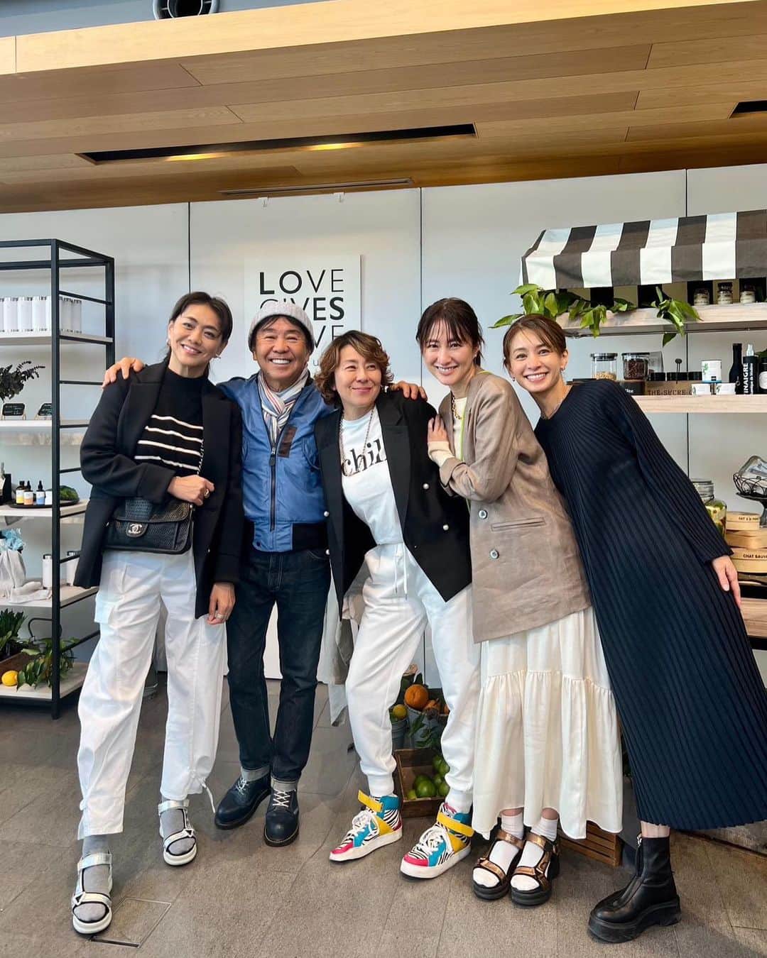 前田ゆかのインスタグラム：「先日は✨✨ @rikaco_official  RIKACOさんがプロデュースする @lovegiveslove_ecru  の発表会へ✨  大人が着たい❕❕  トレンドを程よく利かせた 大人のシンプルカジュアルがたくさん。  明るく気さくなRIKACOさんは 本当におしゃれでライフスタイルもカッコいい〜🤍  ステキな方々にお会い出来てパワー 溢れる会場でした✨  私は、 RIKACOさんが着用していた シーズンレスに着れる パールボタンのダブルジャケットを購入🤍すぐに着れてキレイめにもデニムにも合わせやすいからヘビロテ確実❕ オンラインサイトでも発売開始していますからぜひチェックしてみてくださいね〜  展示会後はみんなでカフェへ 久しぶりお会い出来た @maho_toyota  真帆さんと一緒に🤍  聞いてみたかったことをいろいろと教えてもらって即実行😁🤍✨  よい時間、楽しいひとときでした🫶  #lovegivesloveecru」