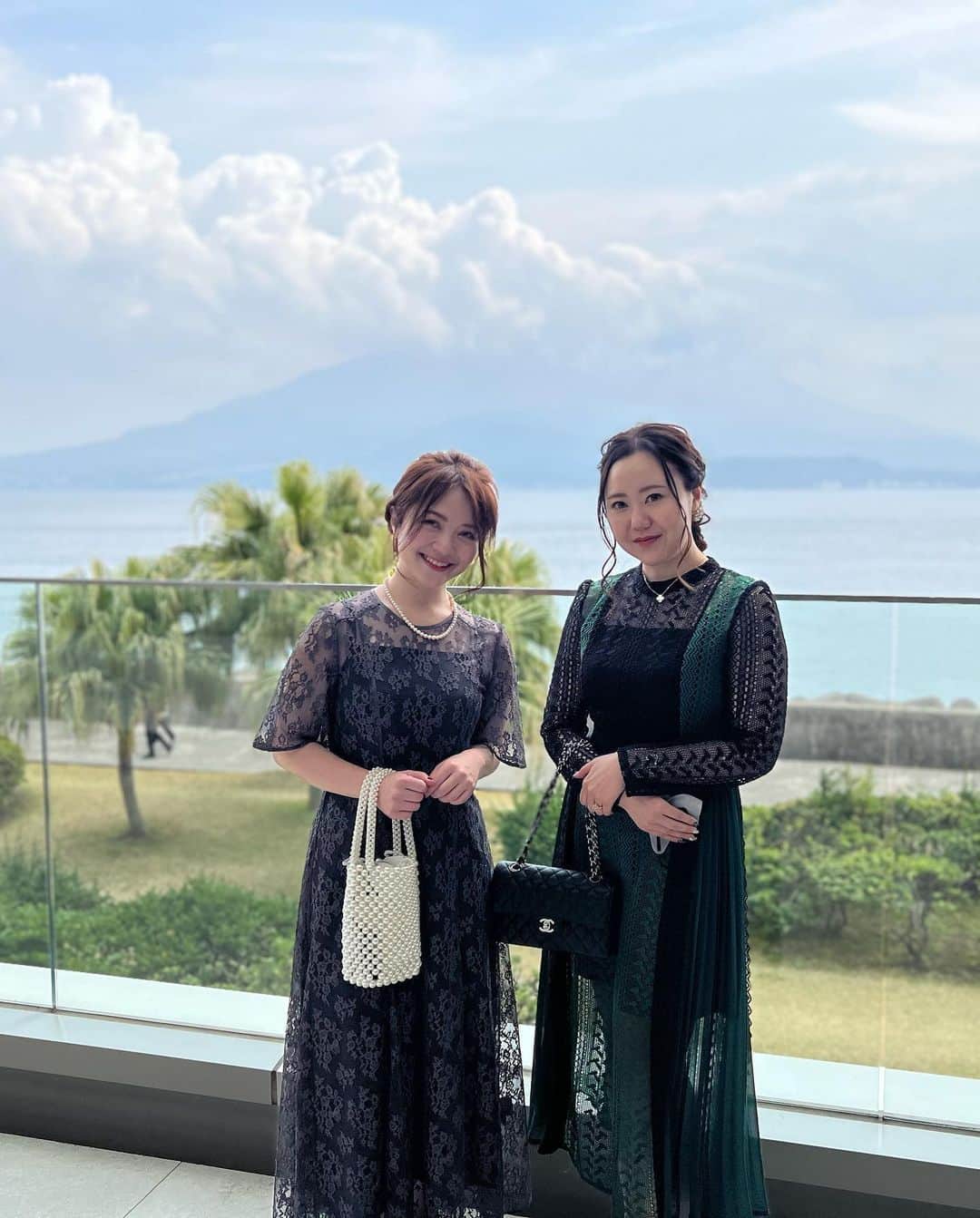 大井智保子さんのインスタグラム写真 - (大井智保子Instagram)「久しぶりのひーさんと鹿児島で会えました💚  友人の結婚式、 2人ともドレスアップして👗 やっぱりおめかしって楽しいね♫  ドレスアップすると普通の旅行よりも荷物も増えるんだけど、 それでも連れて行きたいのは INTIME ( @intimeorganique_official )のローズローション🌹  もともとソープを愛用していて、 こないだも友達のお誕生日プレゼントにコスメキッチンで購入したくらい、おすすめアイテムなんだけど、 ローションは初めて使わせてもらいました💓  ローズのさりげない香りがとても清潔感、 月に一回の不快な期間も、快適にすごせました🌹  米粒くらいですごく伸びるから、コスパも良いと思います💓 これもリピだなー☺️  #結婚式 #ドレスアップ #happy #intime #オーガニック #organic #ローズ #薔薇 #デリケートゾーンケア #アンティーム #アンティームオーガニック #ローズローション #モニター #フェムテック」3月15日 10時30分 - chihokoi