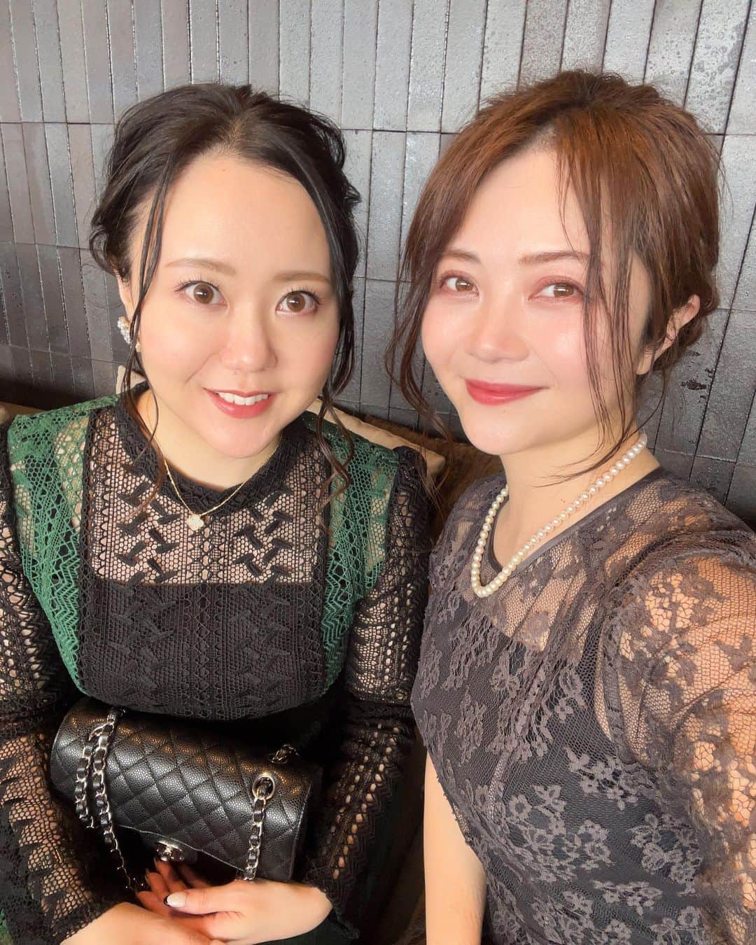 大井智保子さんのインスタグラム写真 - (大井智保子Instagram)「久しぶりのひーさんと鹿児島で会えました💚  友人の結婚式、 2人ともドレスアップして👗 やっぱりおめかしって楽しいね♫  ドレスアップすると普通の旅行よりも荷物も増えるんだけど、 それでも連れて行きたいのは INTIME ( @intimeorganique_official )のローズローション🌹  もともとソープを愛用していて、 こないだも友達のお誕生日プレゼントにコスメキッチンで購入したくらい、おすすめアイテムなんだけど、 ローションは初めて使わせてもらいました💓  ローズのさりげない香りがとても清潔感、 月に一回の不快な期間も、快適にすごせました🌹  米粒くらいですごく伸びるから、コスパも良いと思います💓 これもリピだなー☺️  #結婚式 #ドレスアップ #happy #intime #オーガニック #organic #ローズ #薔薇 #デリケートゾーンケア #アンティーム #アンティームオーガニック #ローズローション #モニター #フェムテック」3月15日 10時30分 - chihokoi
