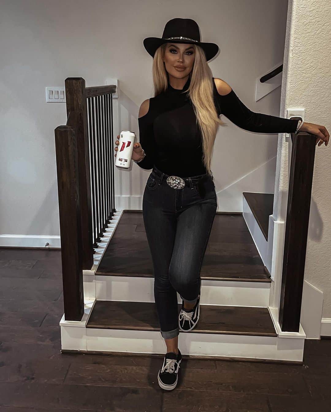 ジェサ・ヒントンさんのインスタグラム写真 - (ジェサ・ヒントンInstagram)「“Save a 🐴 , ride a cowboy’s face” Is that how the song goes ?   Didn’t get my boots today but heading to my first rodeo anyways!   A little pep in my step thanks to @1stphorm 👢💃🏼」3月15日 10時37分 - jessahinton