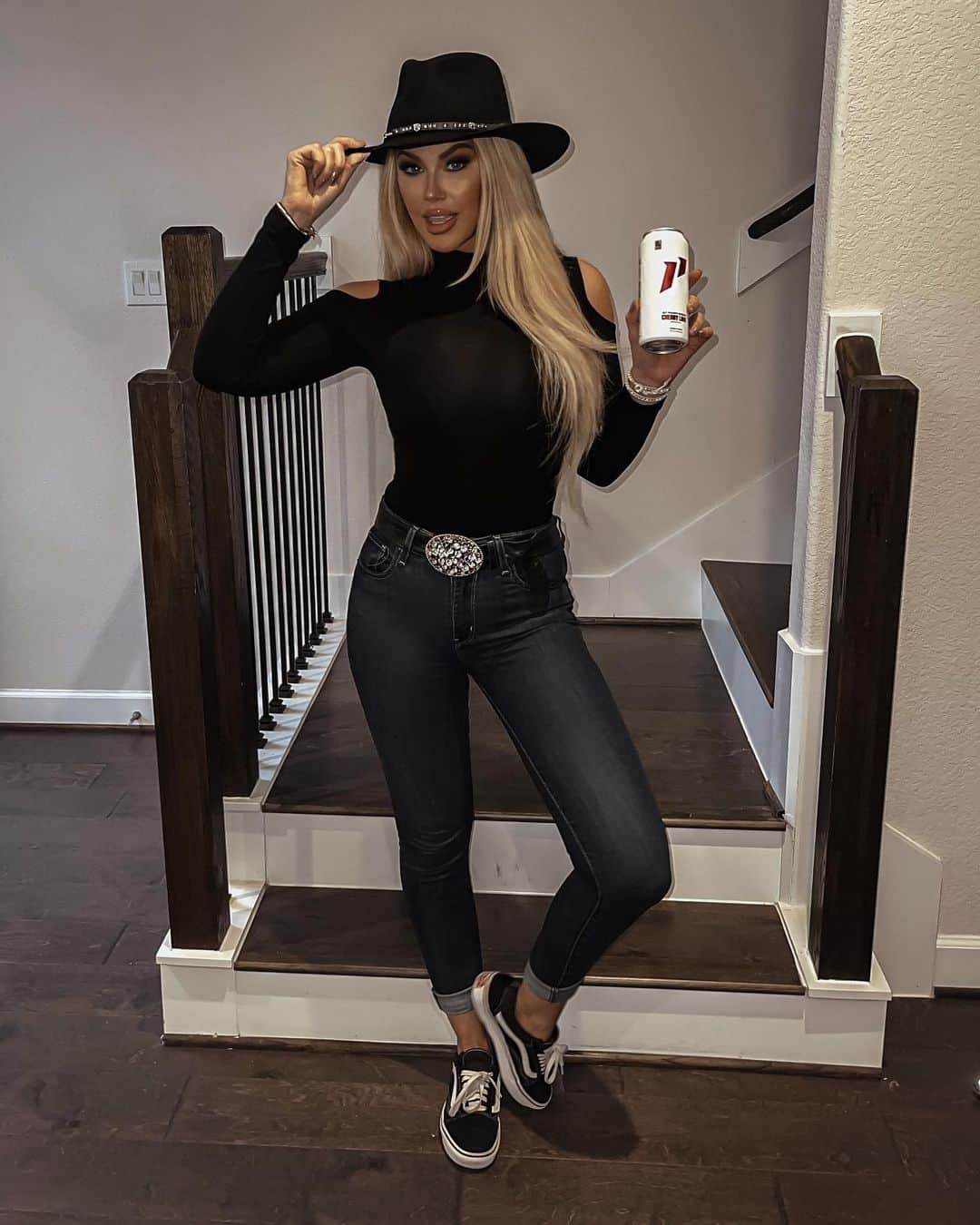 ジェサ・ヒントンのインスタグラム：「“Save a 🐴 , ride a cowboy’s face” Is that how the song goes ?   Didn’t get my boots today but heading to my first rodeo anyways!   A little pep in my step thanks to @1stphorm 👢💃🏼」